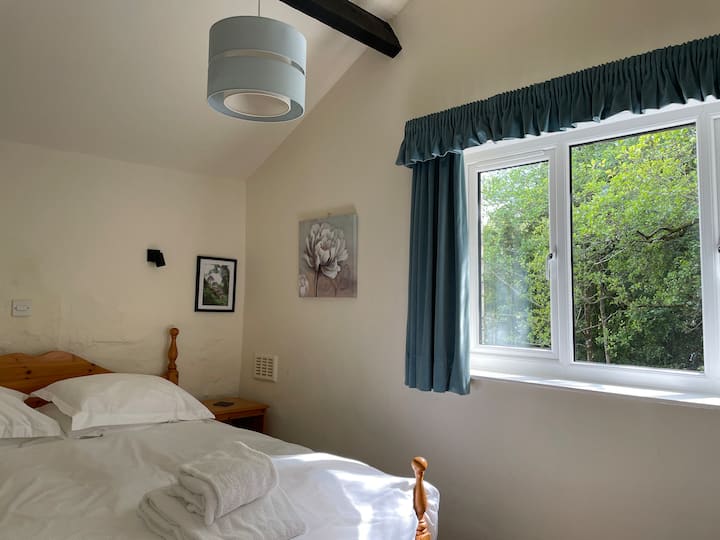 Lit king size britannique, avec une belle vue sur la rivière