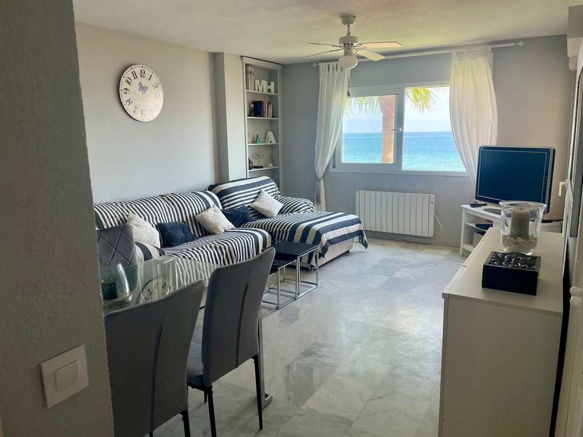 Široká obývacia izba s výhľadom na oceán