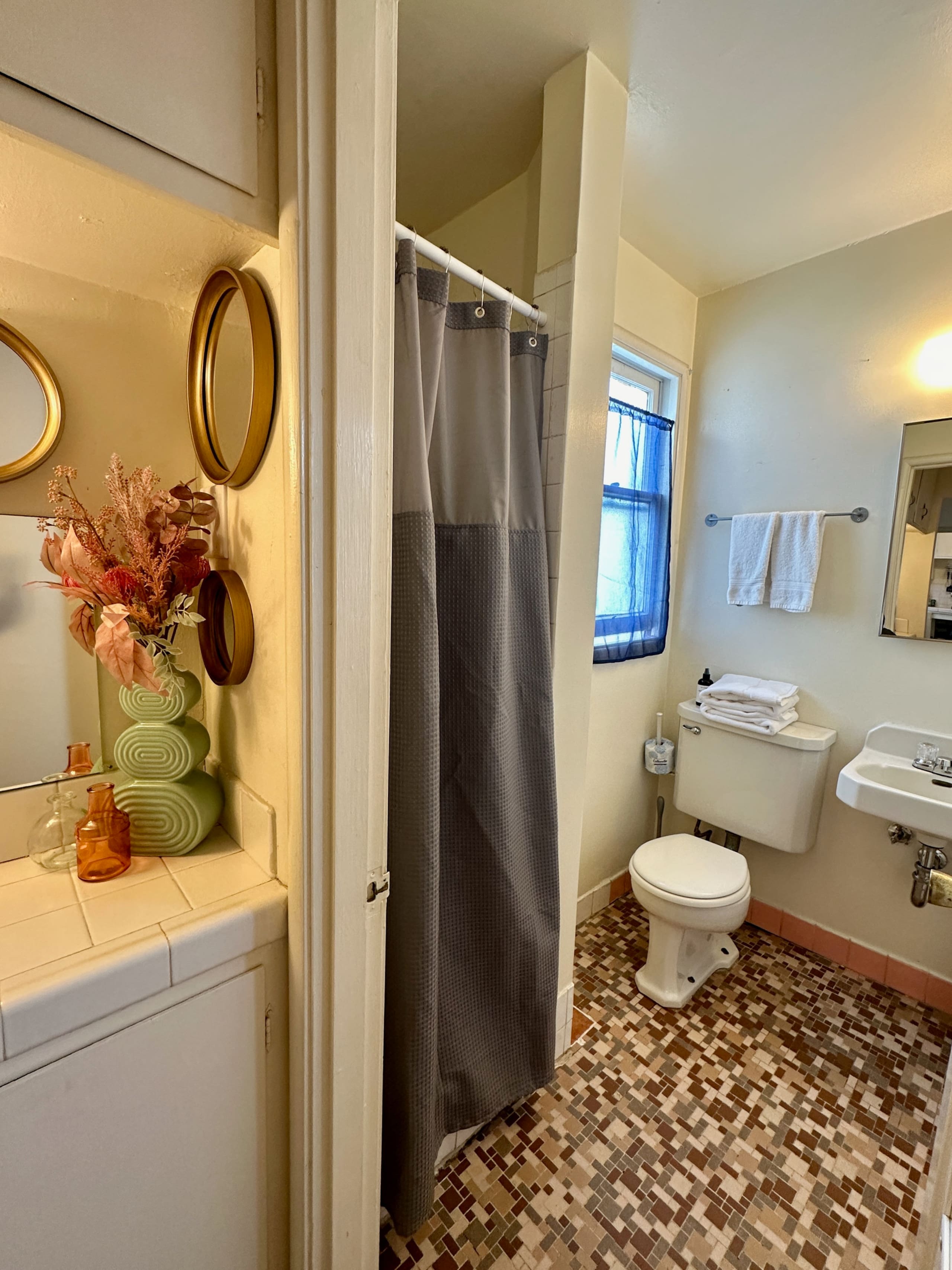 Classically Cool Apartment on College Ave - Image 16