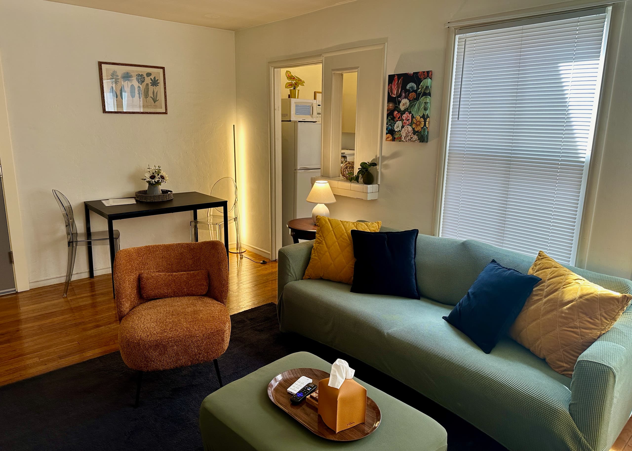 Classically Cool Apartment on College Ave - Image 3