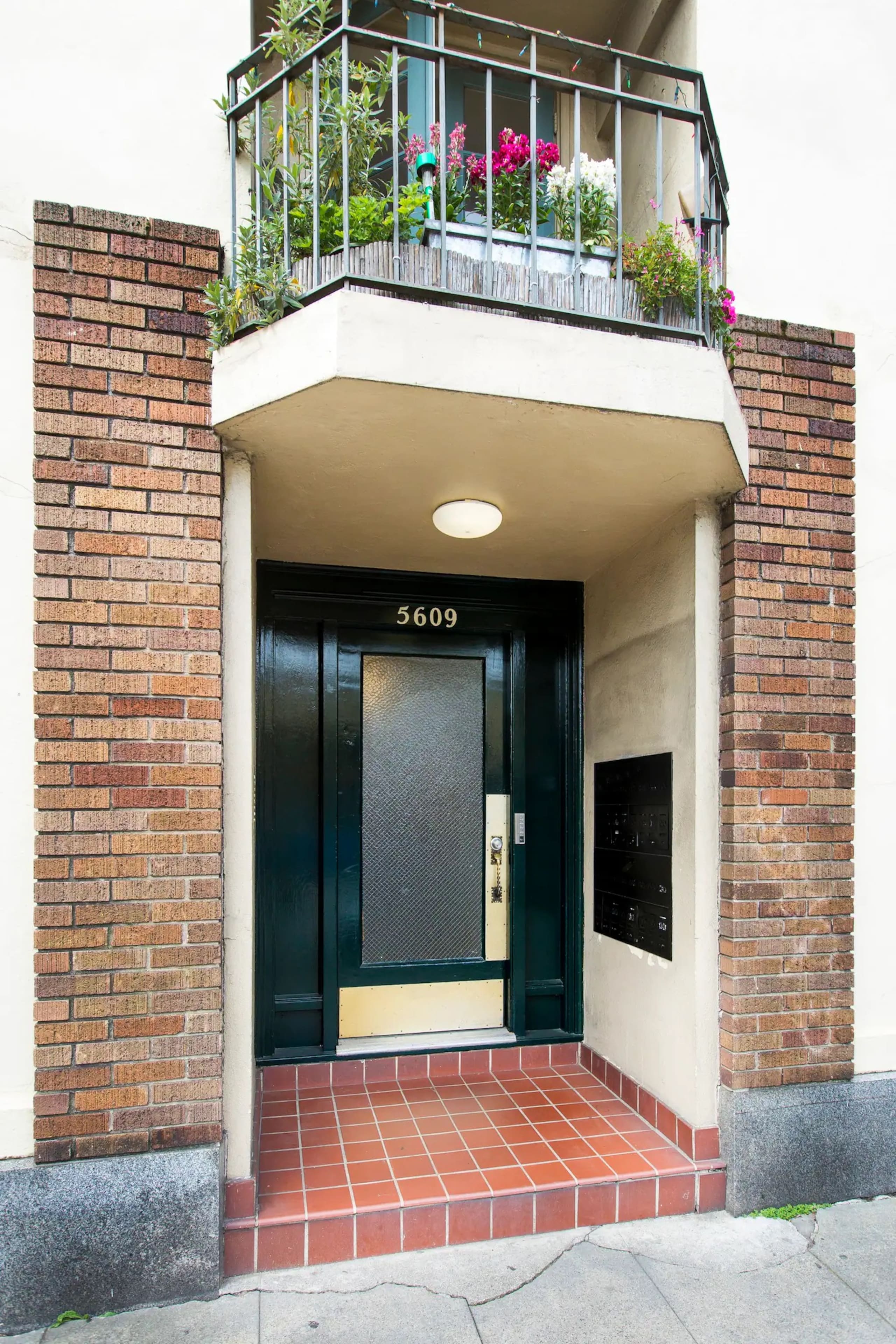 Classically Cool Apartment on College Ave - Image 21