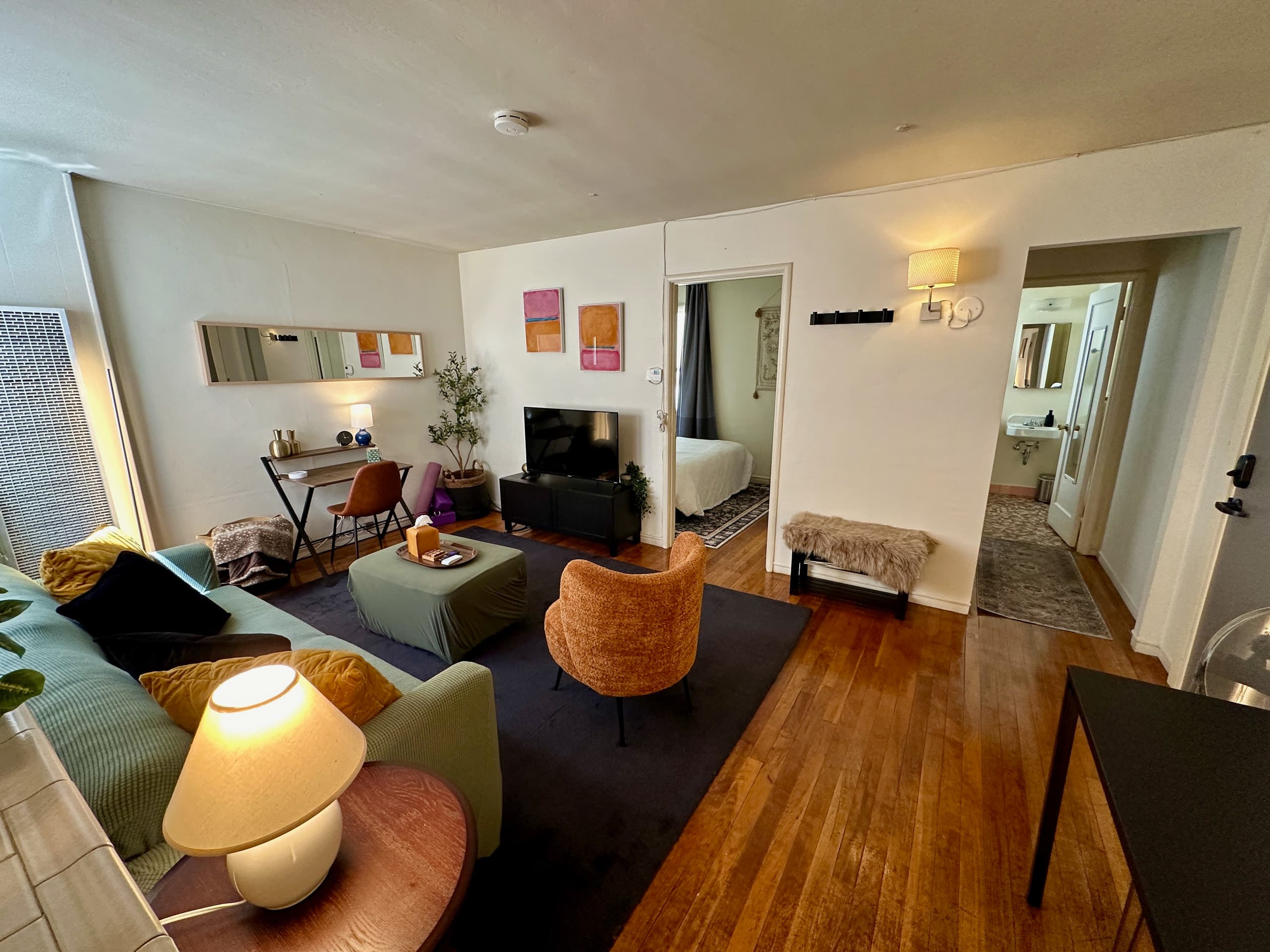 Classically Cool Apartment on College Ave - Image 1