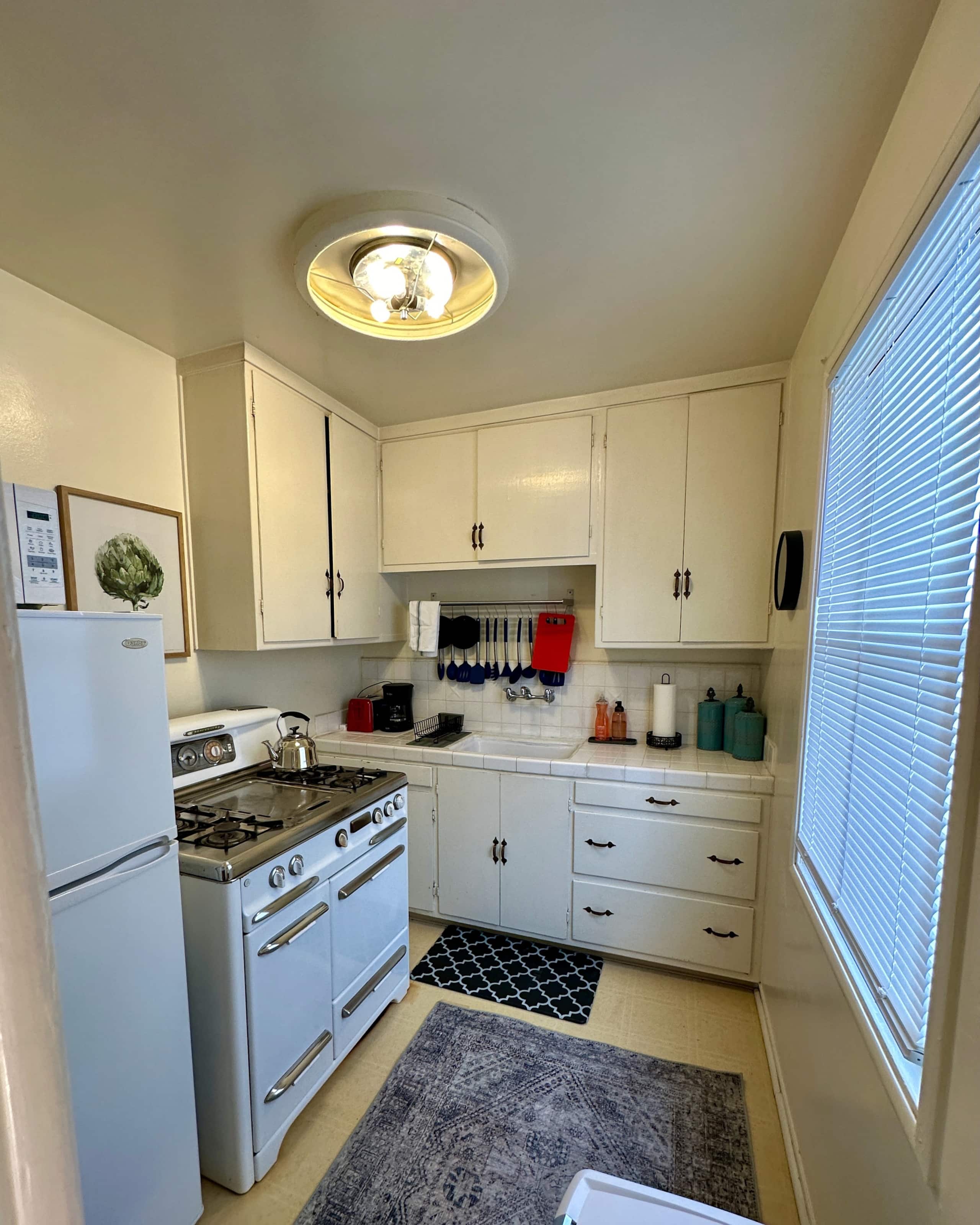 Classically Cool Apartment on College Ave - Image 8