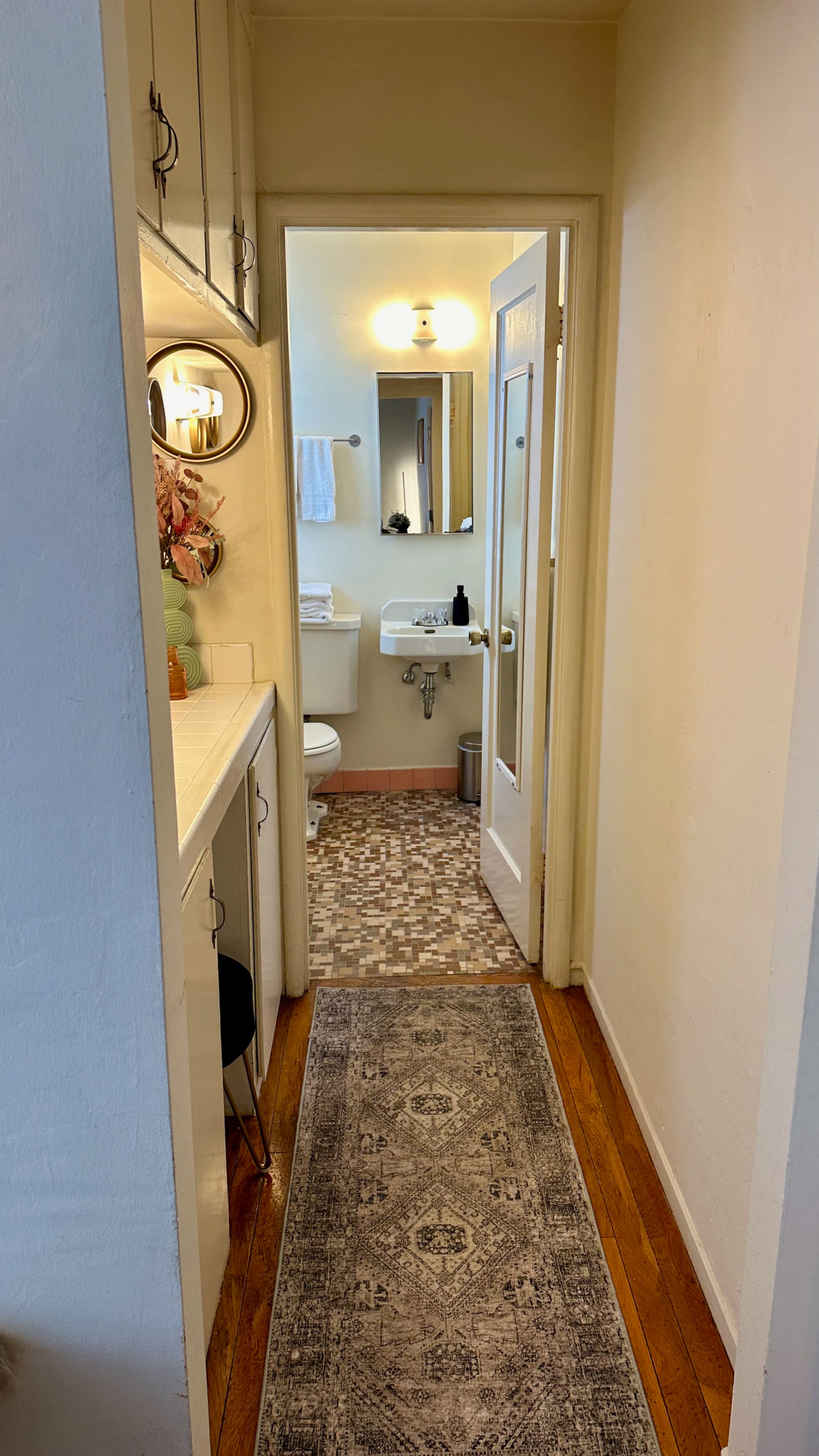 Classically Cool Apartment on College Ave - Image 17