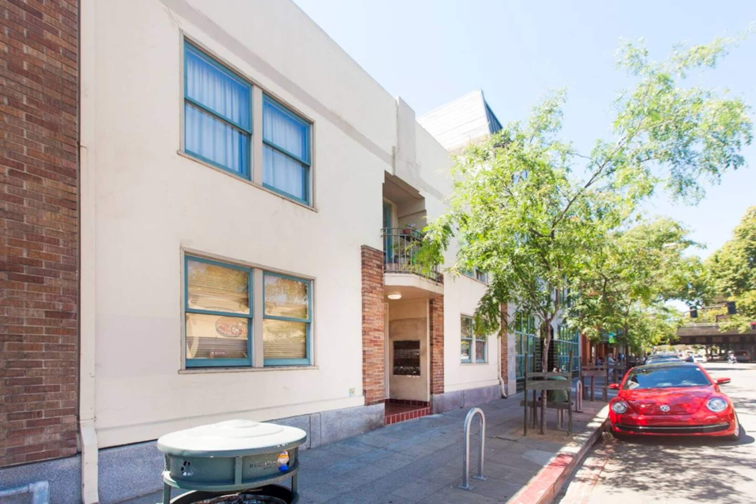 Classically Cool Apartment on College Ave - Image 22