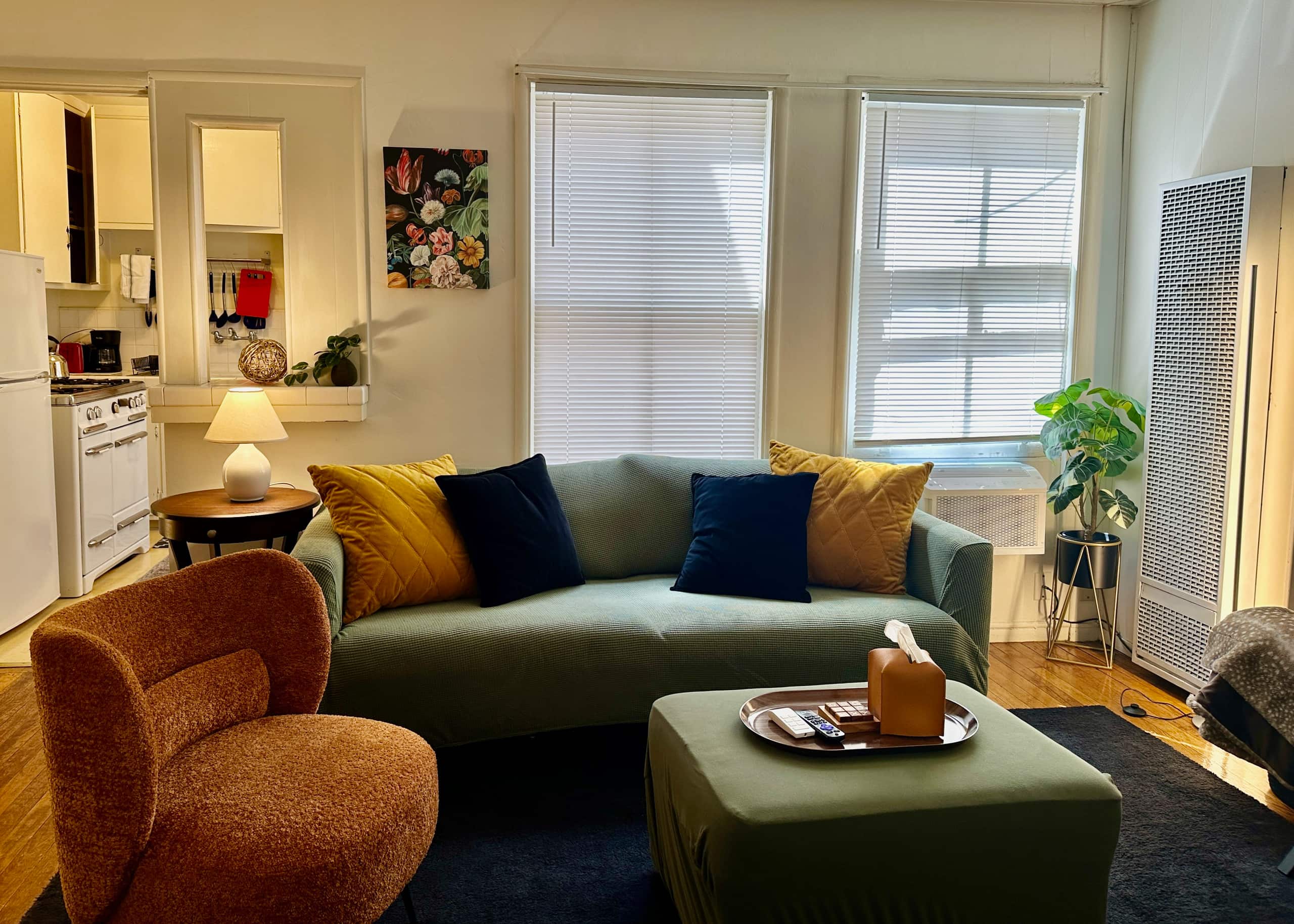 Classically Cool Apartment on College Ave - Image 4