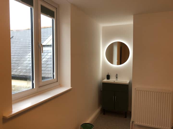 Спална соба на спрат. Гардероба. Мијалник. Со поглед кон градината. Гледа кон запад.