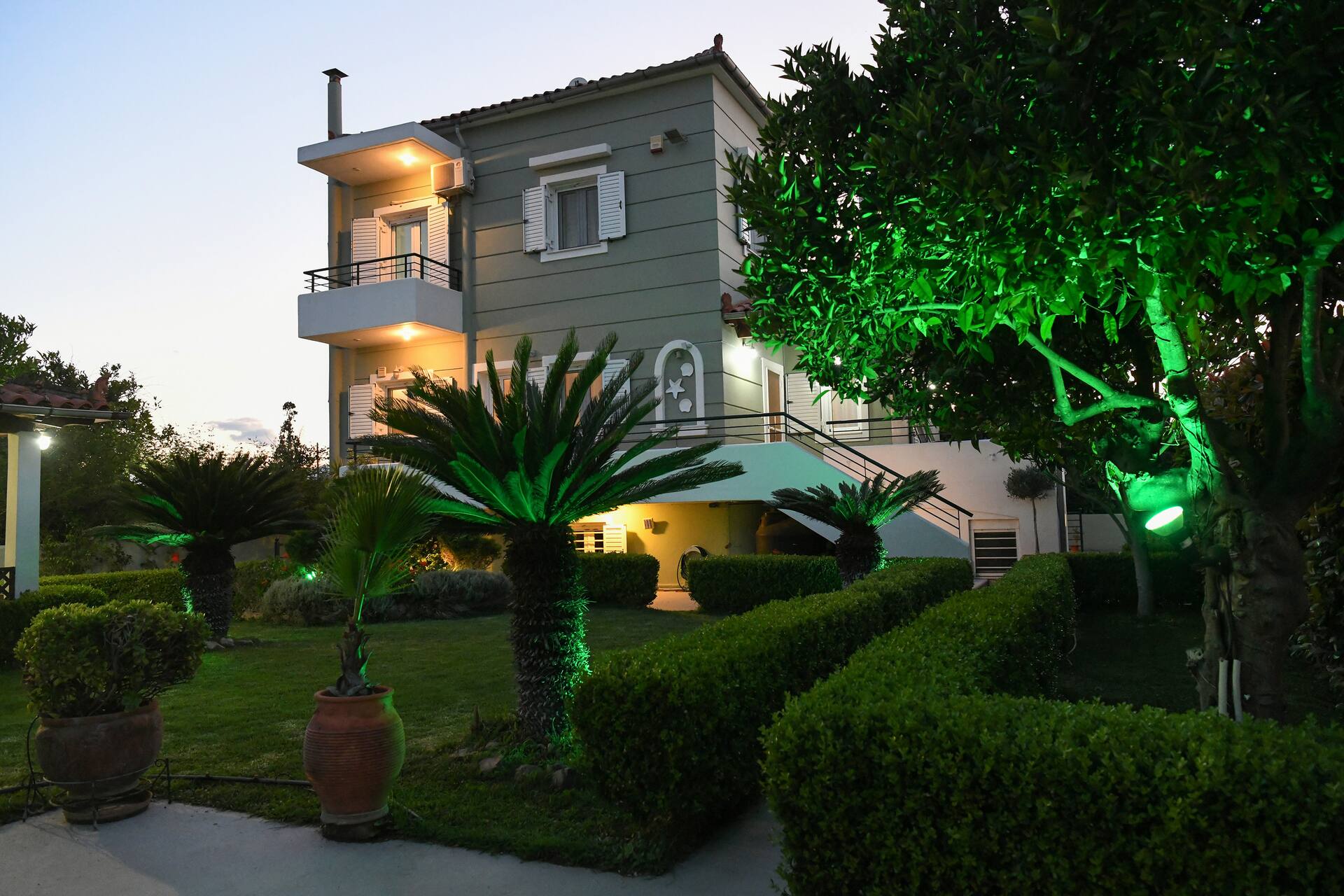 Dimitris casa coríntia com belo jardim perto da praia e do centro.