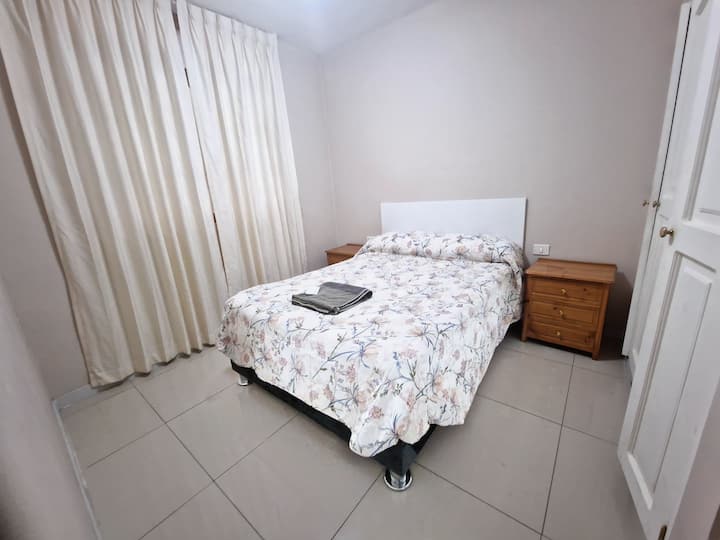 IZBA 3 S OKNOM NA STREŠNOM OKNE

- 2-MIESTNE LÔŽKO
- VSTAVANÝ ŠATNÍK
- VEČERNÝ STÔL
- VENTILÁTOR