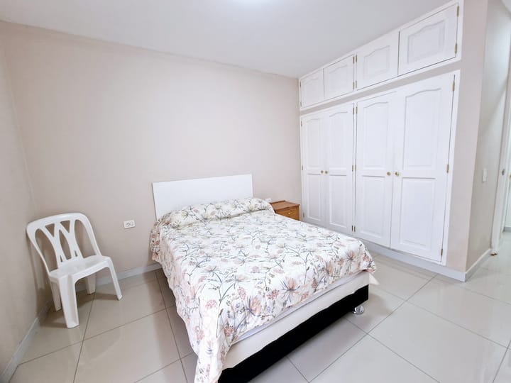 IZBA 2, S VEĽKOU OBRAZOVKOU A PRÍSTUPOM NA TERASU

- 2-MIESTNE LÔŽKO
- VSTAVANÝ ŠATNÍK
- VEČERNÝ STÔL
- VENTILÁTOR