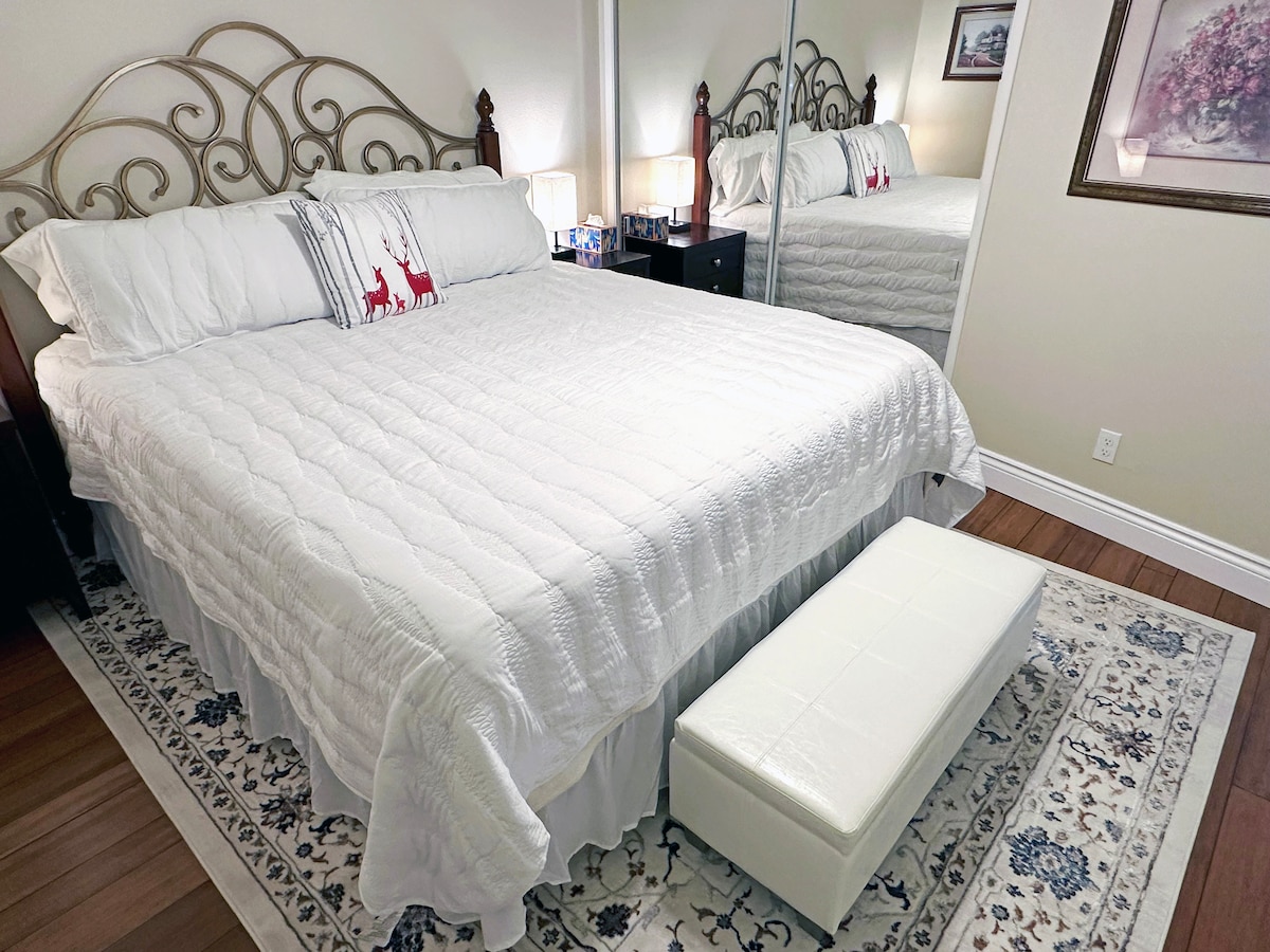 NOVÁ priestranná HLAVNÁ SPÁLŇA – manželská posteľ s matracom z pamäťovej peny, vlastná kúpeľňa.