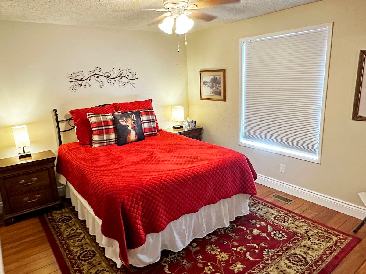 Izba so sobmi – manželská posteľ s matracom z pamäťovej peny + šatník + obývacia časť