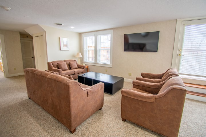 Downtown Penthouse Apartment - North Conway, NH