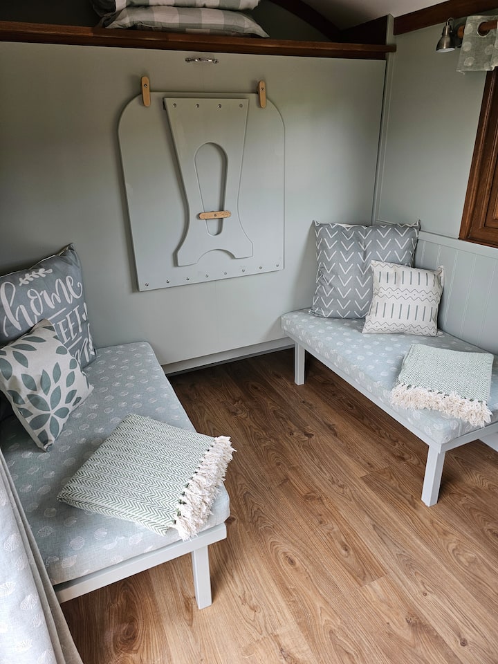 Idyllic Shepherd Hut & Location, Private Hot Tub - Kingsbridge