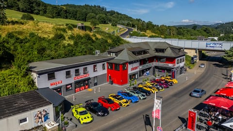 Big Group Apartment - Balcony & View on Track