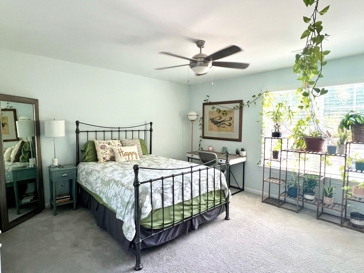 נווה מדבר זן עם חלל עבודה נחמד ומיטת קווין סייז נוחה.