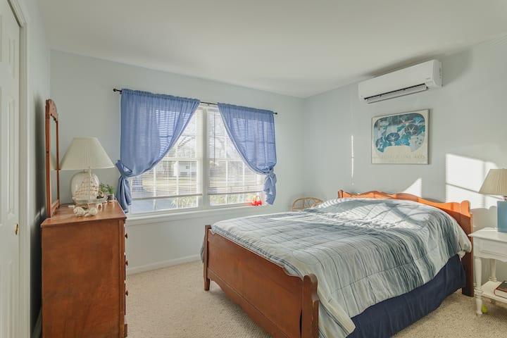 Bračni krevet (širine 125-149 cm), prvi kat, kupaonica s WC-om, jedna vrata niže. Klima-uređaj i veliki ormar. 