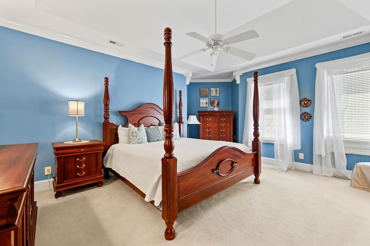 ห้องสีฟ้า "ฝรั่งเศส" พร้อมเตียงขนาดคิงไซส์การตกแต่งที่ผ่อนคลายและที่เก็บตู้เสื้อผ้ามากมายพร้อมตู้เสื้อผ้าแบบวอล์คอิน