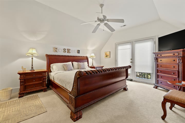 ห้องนอน "โรสบัด" มีเตียงขนาดคิงไซส์และระเบียงจูเลียตขนาดเล็ก (สำหรับการไหลของอากาศบริสุทธิ์) สมาร์ททีวีและพื้นที่ตู้เสื้อผ้ามากมาย