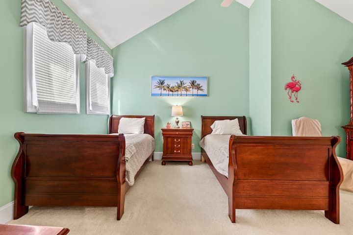 ห้องนอน "ฟลอริดา" มีเตียงแฝด 2 เตียงและเครื่องเล่นทีวี (ดีวีดีเท่านั้น) 