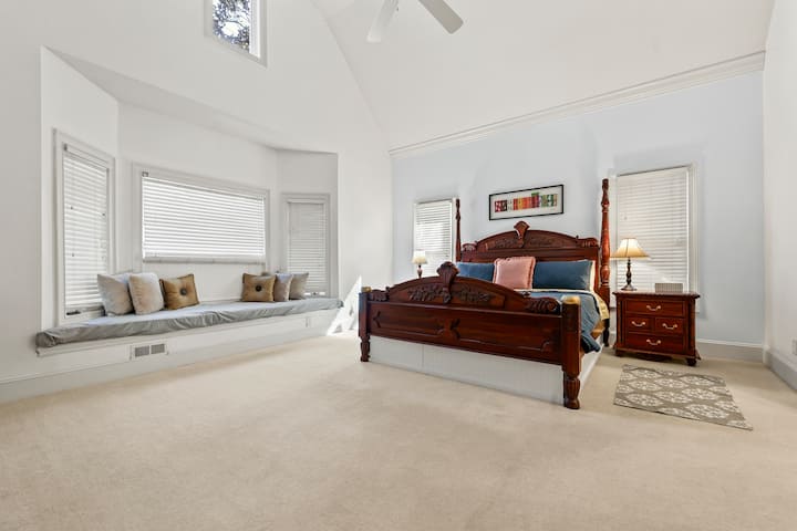 ห้องนอนหลัก (ชั้นแรก) ช่วยเพิ่มเตียงขนาดคิงไซส์ขนาดใหญ่แต่ละด้านมีโต๊ะข้างเตียงกว้างขวาง