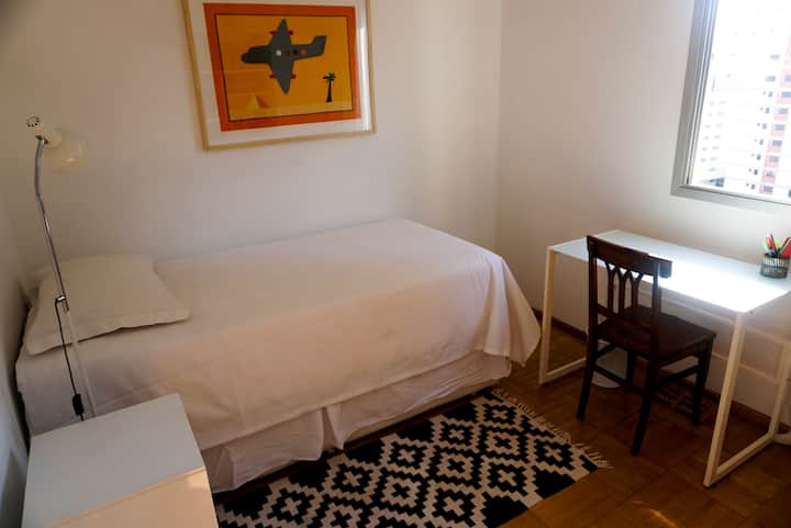 kitanda cha mtu mmoja chenye starehe kwa usiku wa mapumziko