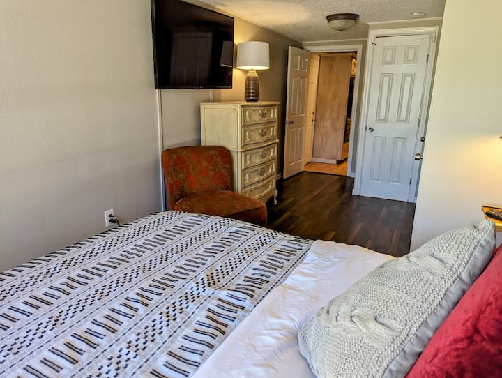 Uniknite do pokojnej oázy spálne s plyšovou posteľou, vrchnou vrstvou z pamäťovej peny a televízorom s plochou obrazovkou, ktorý ponúka možnosti streamovania pre dokonalý relax.