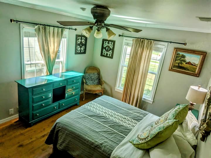 Ponorte sa do pokoja v tomto pokojnom útočisku v spálni, kde na vás čaká plyšová posteľ, zdobená upokojujúcou vrstvou z pamäťovej peny pre bezkonkurenčné pohodlie.