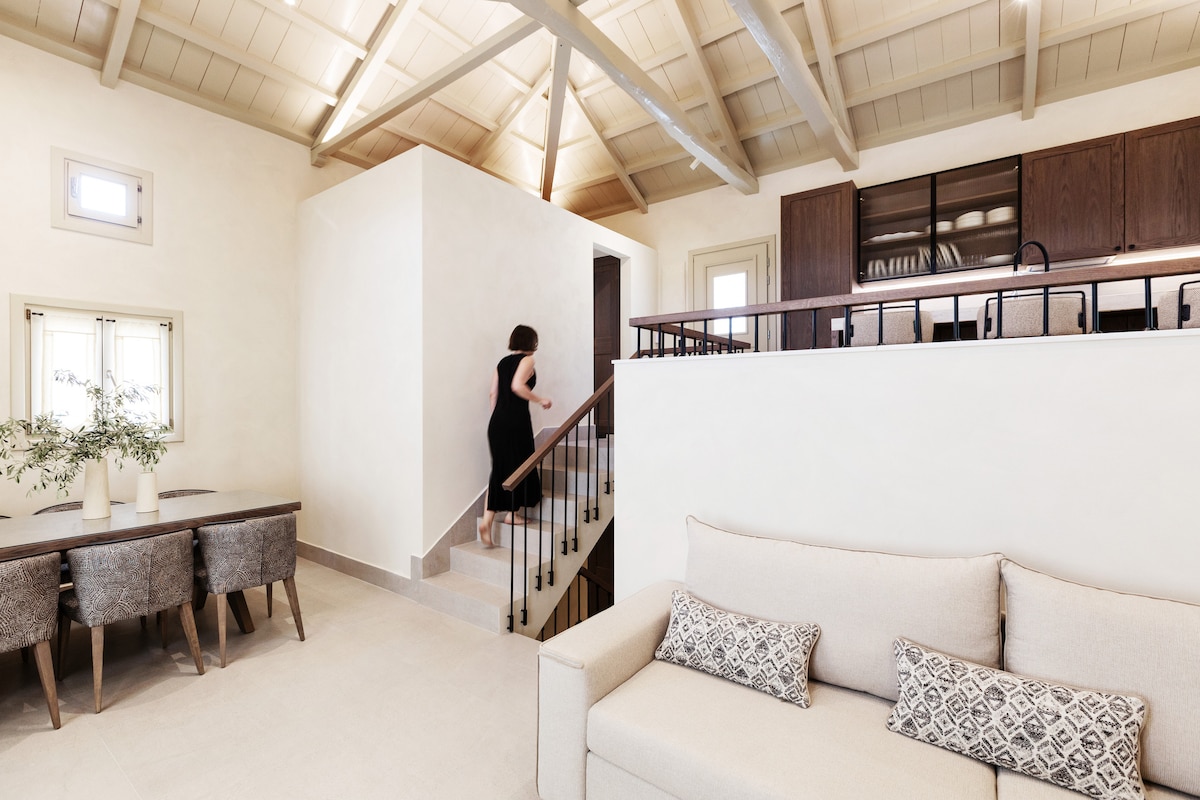 Dhoma e ndenjjes ofron ekuilibrin e përsosur midis rehatisë dhe privatësisë.