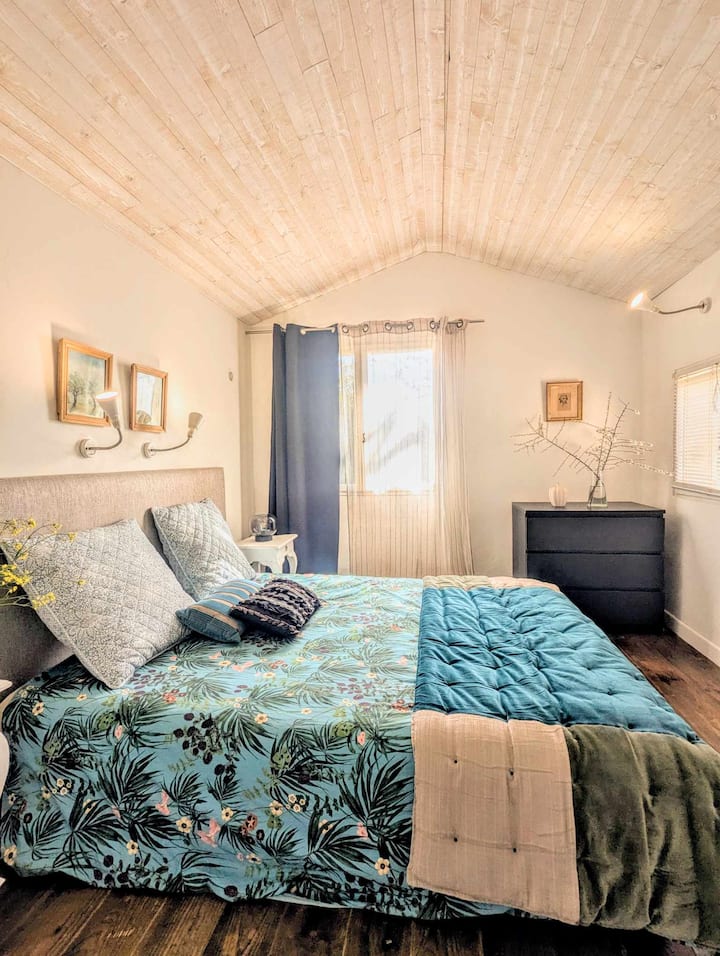 Valgusküllane ja hubane tuba / voodipesu