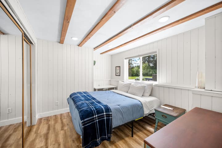 chumba cha kulala cha chini kina kitanda aina ya queen.