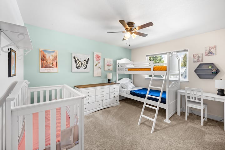 Chumba cha pili cha kulala juu kina kitanda cha ghorofa chenye vitanda viwili pacha na kitanda cha mtoto.