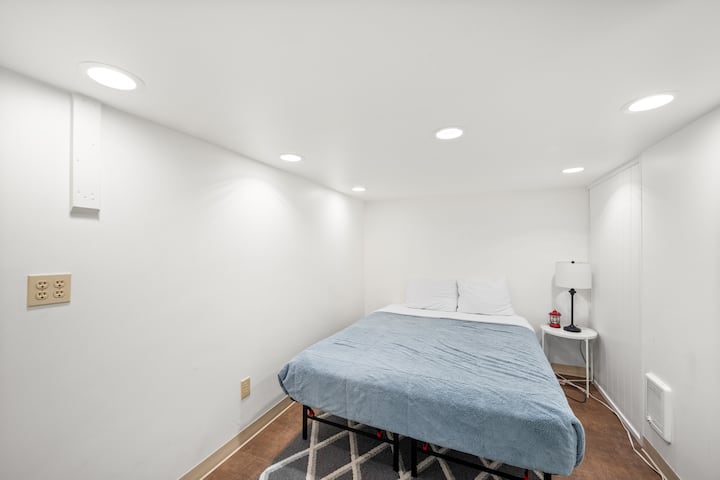 chumba cha pili cha kulala cha malkia katika fleti ni cha spartan zaidi, chenye 
 kitanda cha starehe na kitanda cha malkia tu, kwa sababu ya ukubwa wake mdogo.