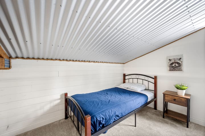 Roshani katika fleti si ya kujitegemea,  lakini ina vitanda vitatu pacha. Moja kushoto, na mbili kulia. Kuna vyombo vya mapambo kila upande kwa ajili ya kuhifadhi nguo.