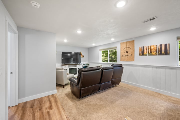 sebule ya chini ya ghorofa iliyo na sehemu ya televisheni. 