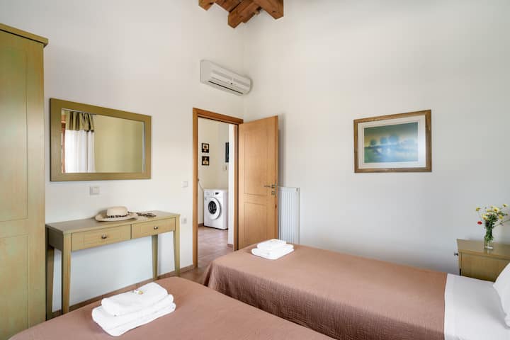 Quarto duplo elegante com roupa de cama macia e toques atenciosos.