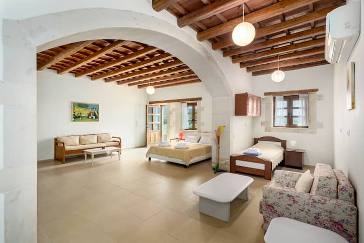 Quarto familiar com cama de casal, cama de solteiro e sofá-cama