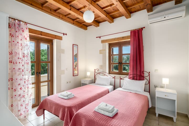 Quarto duplo bem equipado, oferecendo um ambiente tranquilo e relaxante.