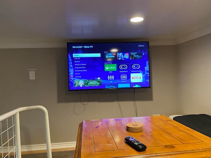 Gran TV de pantalla de alta definición de 50 pulgadas en la sala de estar de arriba