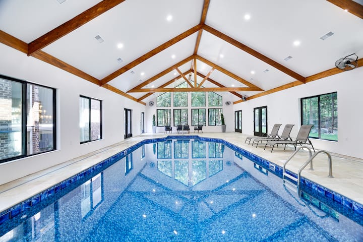 Year Round Indoor Pool~ Game Room~ Hot Tub ~ Sauna