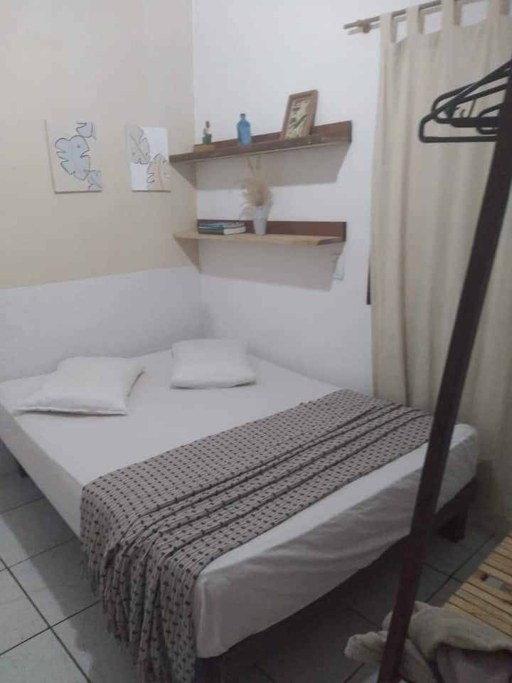 dhomë , me hapësirë të hapur me pak privatësi.
ndodhet në një korridor hyrës për në banjë dhe dhomën 1.