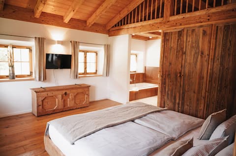 Chalet Zugspitze, fireplace, animals