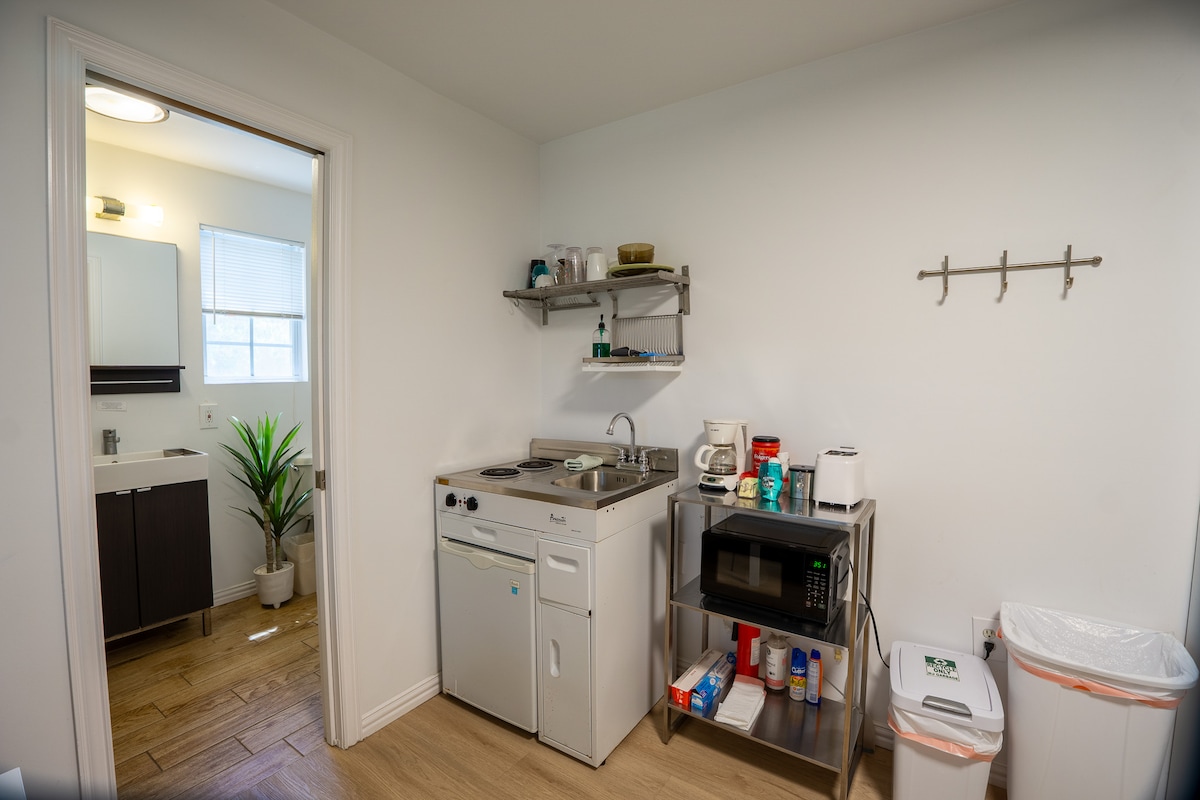 ★Quiet, Private, South Congress Cottage ★3★