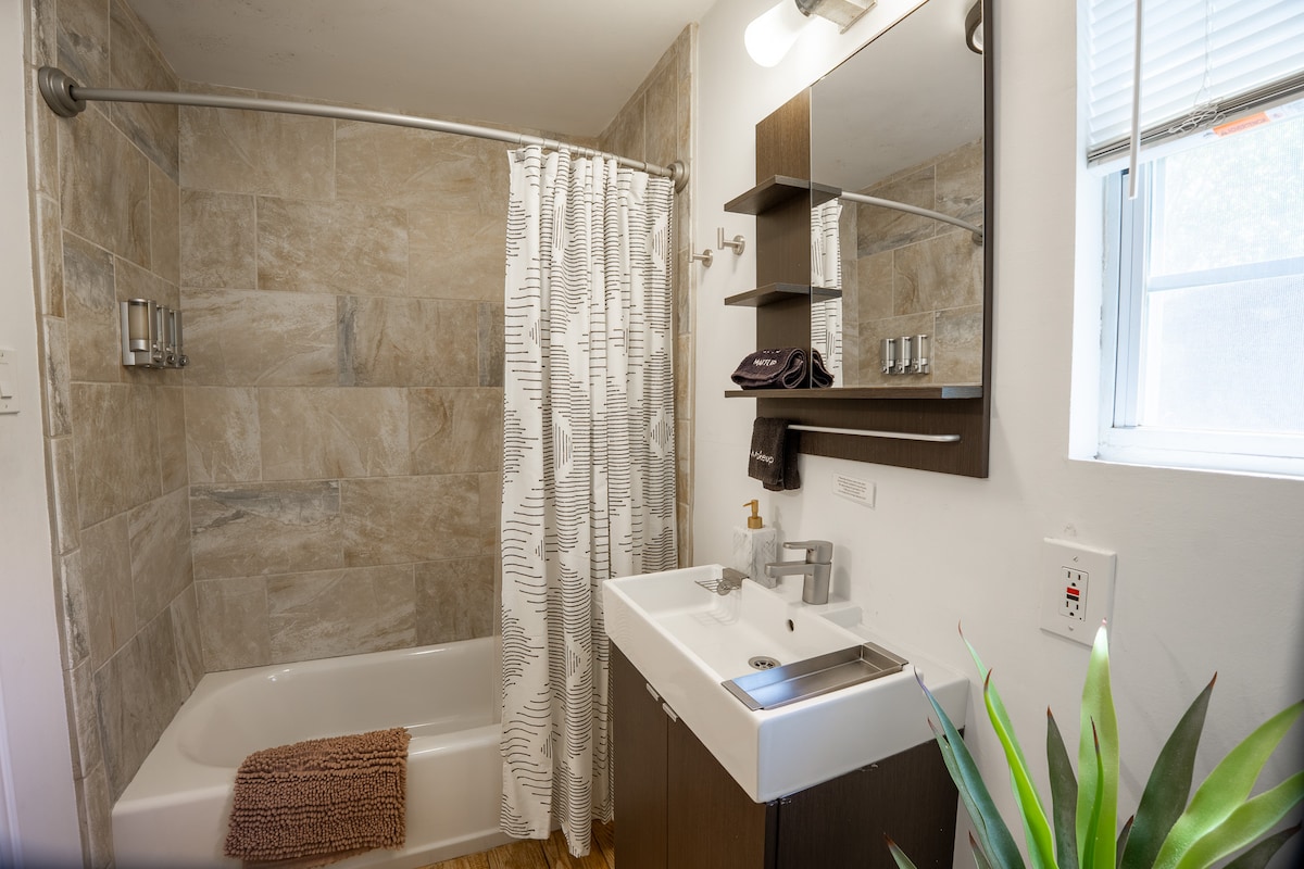 ★Quiet, Private, South Congress Cottage ★3★