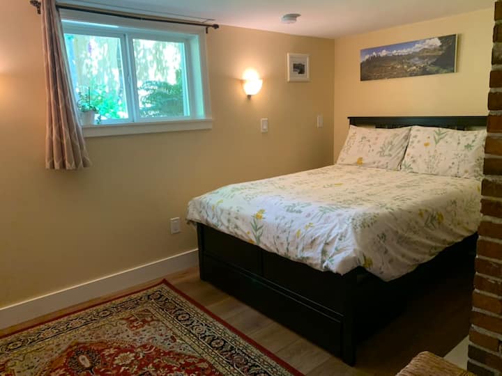 Petite chambre avec lit double.  Le grand tiroir sous le lit se retire avec du linge de lit supplémentaire.