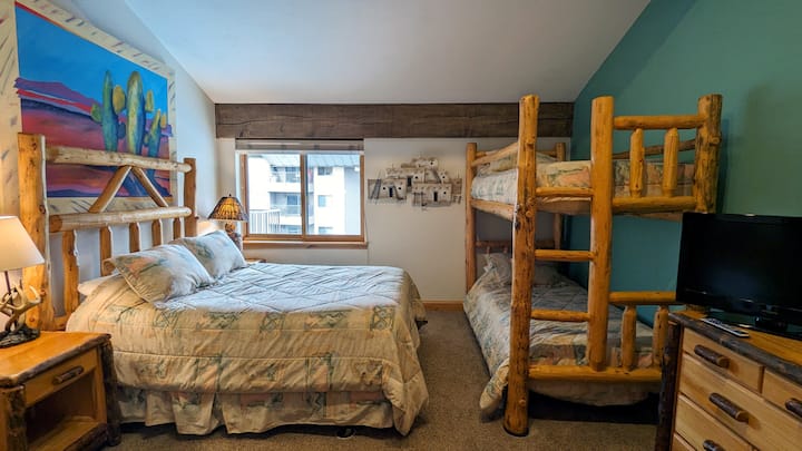 บีเวอร์ครีกเวสต์คอนโด P4 ห้องนอนที่ 2 พร้อมเตียงควีนไซส์และเตียงสองชั้น