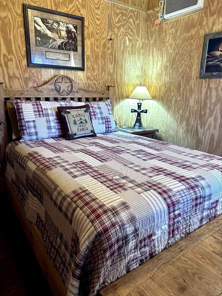 Veľká manželská posteľ a zatemňovacie závesy 