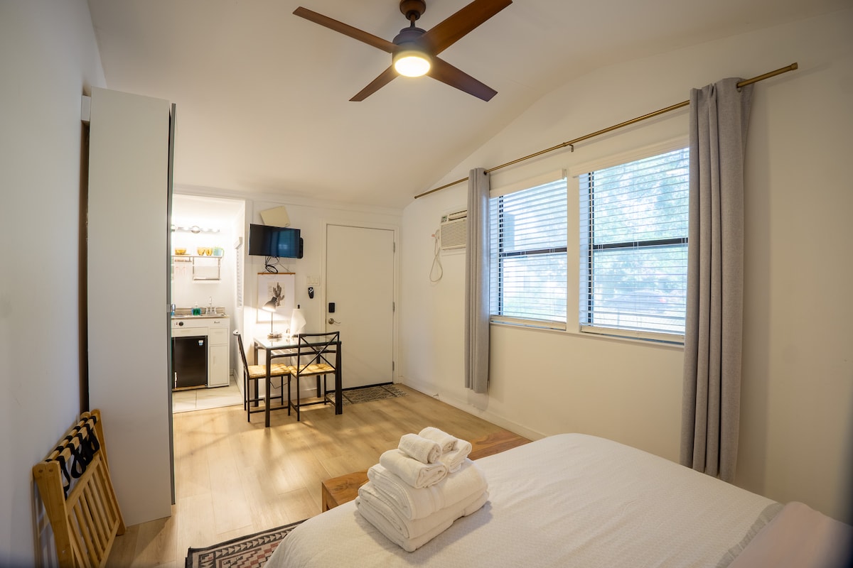 ★ Cute South Congress Studio! Private & comfy! ★5★