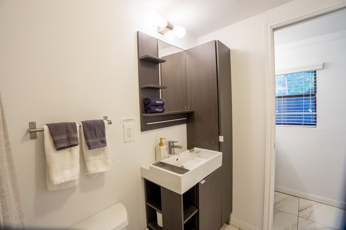 ★ Cute South Congress Studio! Private & comfy! ★5★