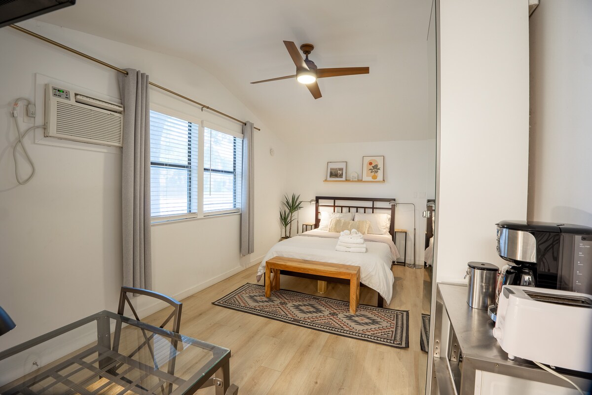 ★ Cute South Congress Studio! Private & comfy! ★5★